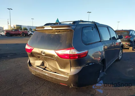 2019 Toyota Sienna Le 8 Passenger z USA, uszkodzony, nr VIN 5TDKZ3DC9KS972555
